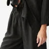 Eli Shorts, Black