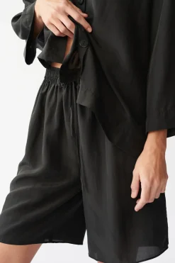 Eli Shorts, Black