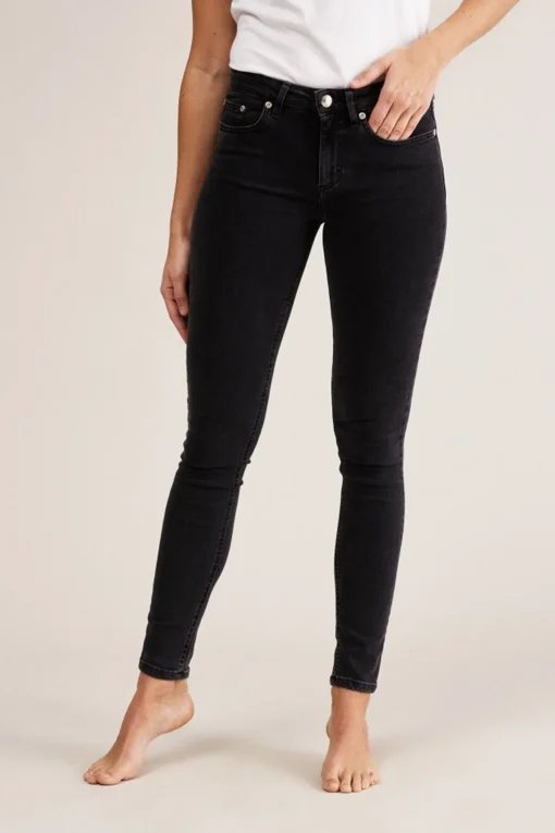Patti Charcoal